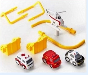 De voitures passent par grande aventure parking lot rail voiture jouet