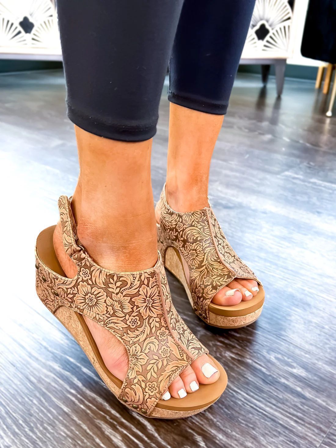 Sandales à rivet à semelles compensées pour femmes