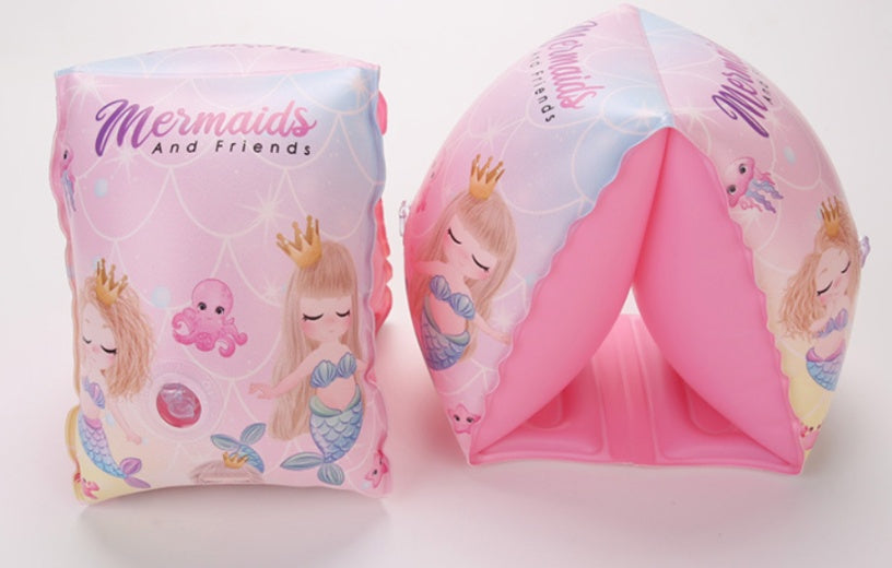 Plusieurs airbags gonflent le cercle et le bras de natation de bébé
