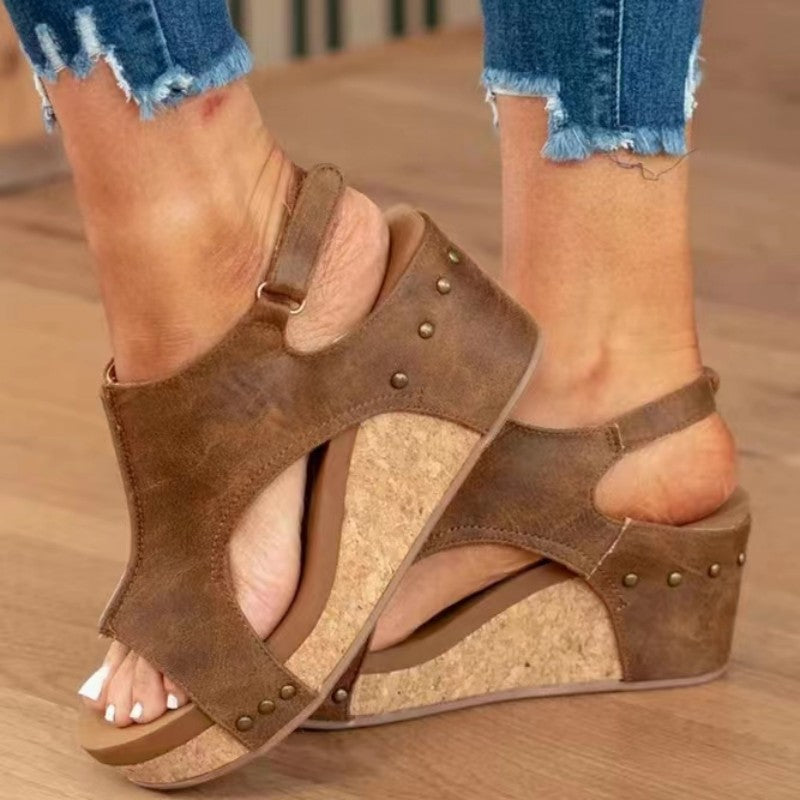 Sandales à rivet à semelles compensées pour femmes