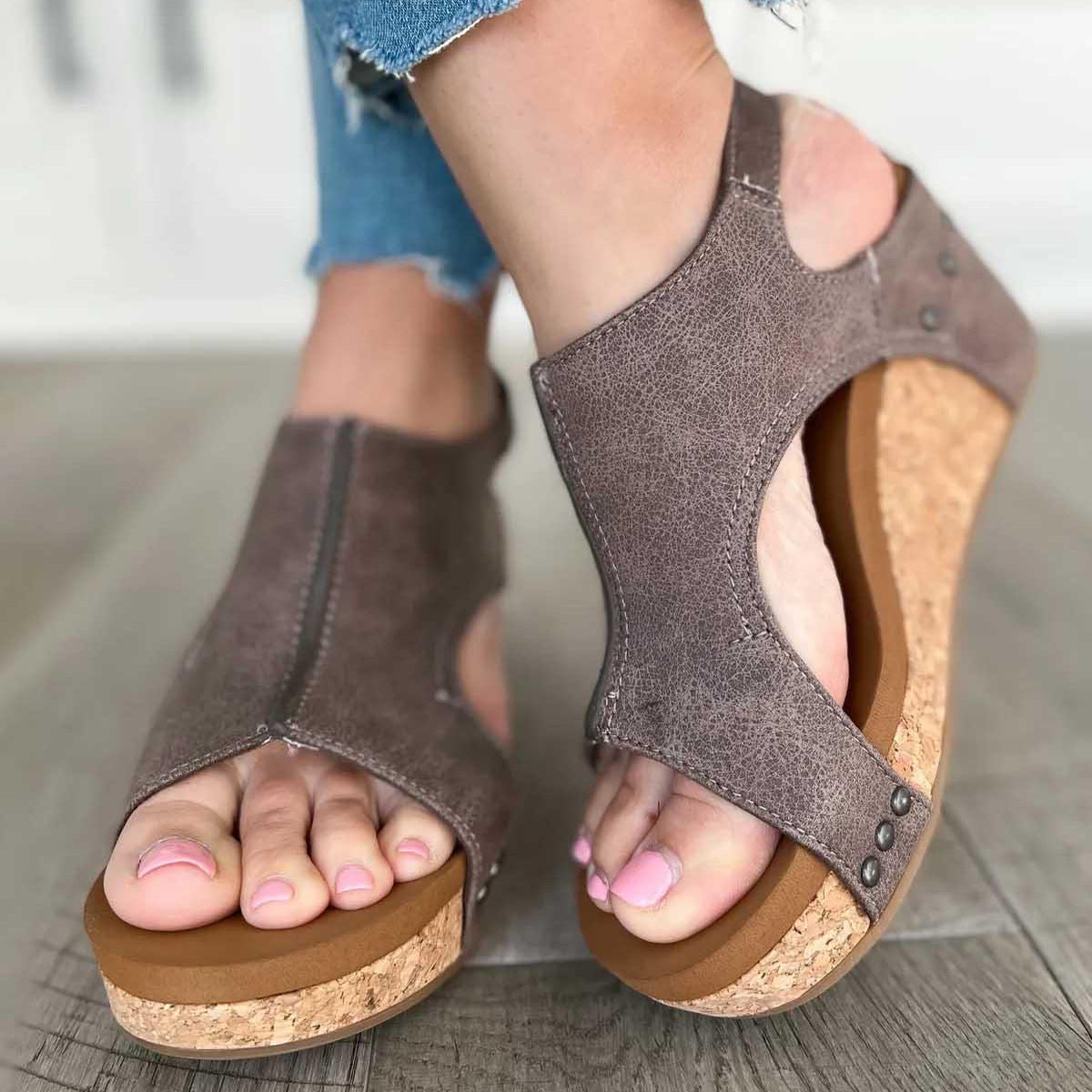 Sandales à rivet à semelles compensées pour femmes