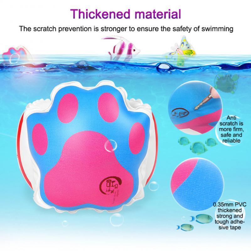 Plusieurs airbags gonflent le cercle et le bras de natation de bébé