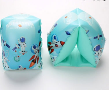 Plusieurs airbags gonflent le cercle et le bras de natation de bébé