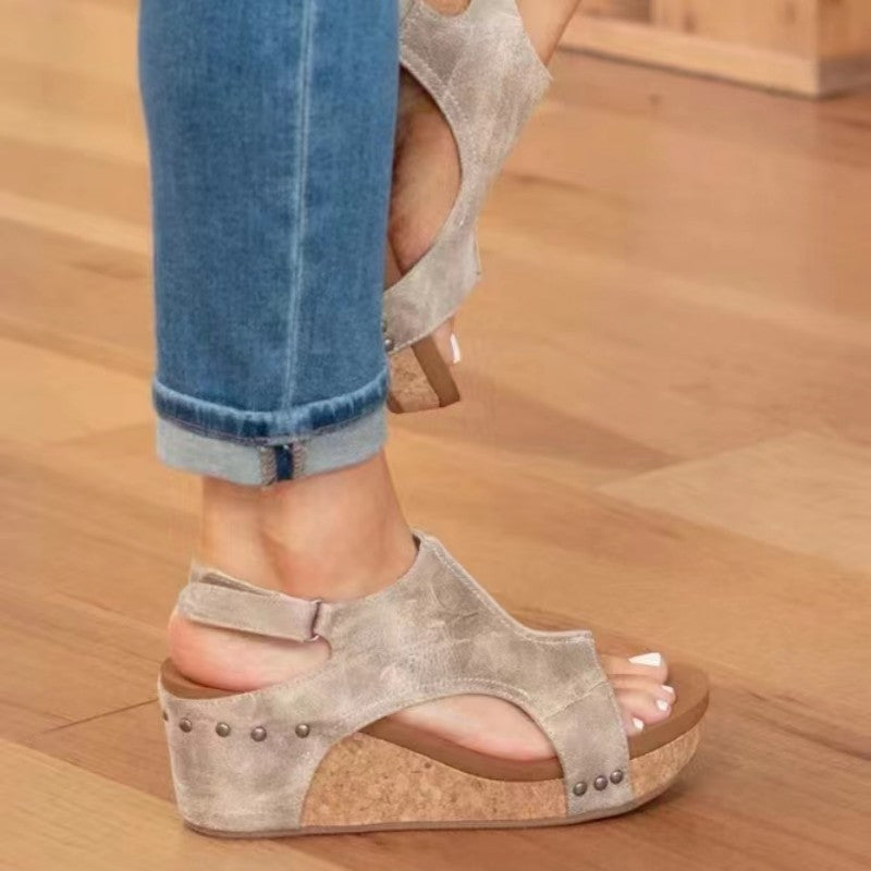 Sandales à rivet à semelles compensées pour femmes